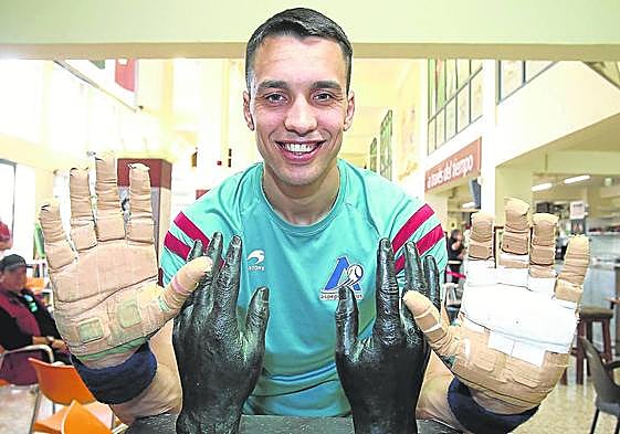 Javier Zabala posa preparado para entrenar en el bar del frontón Adarraga.