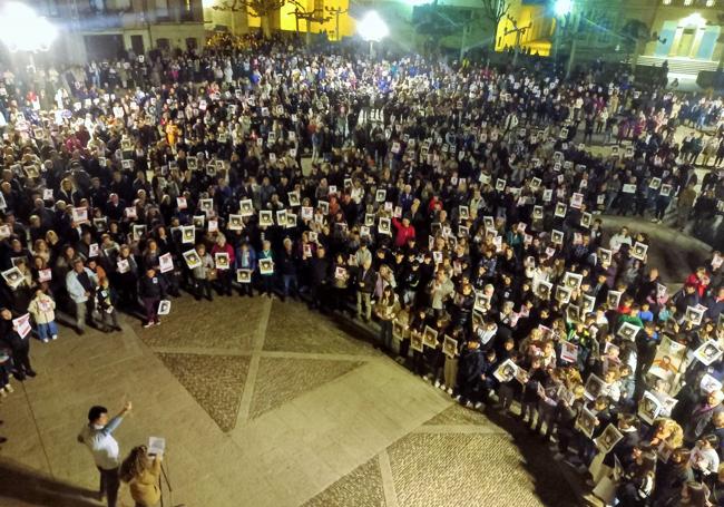 Multitudinaria y sobrecogedora concentración en apoyo a la familia el pasado sábado 16 de marzo en la plaza de España de Santo Domingo de la Calzada.