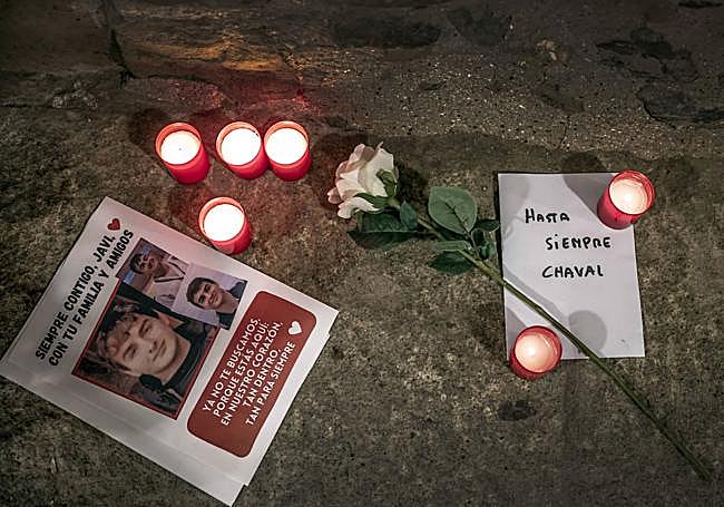 Improvisado altar con velas en recuerdo a Javier Márquez.