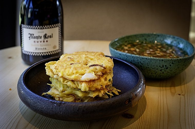 La tortilla de patata y bacalao, con su salsa chimichurri.