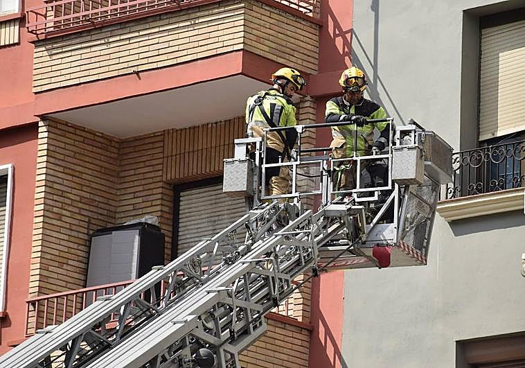 Intervención de Bomberos de Logroño en un domicilio de avenida de la Paz.