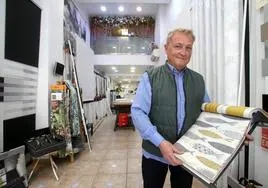 José Luis Marañón posa en el interior de su tienda, en ocasiones taller, en plenas peatonales.