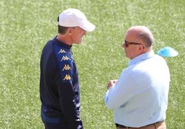 Aitor Larrazabal y Javier González charlan durante el entrenamiento de ayer por la mañana.