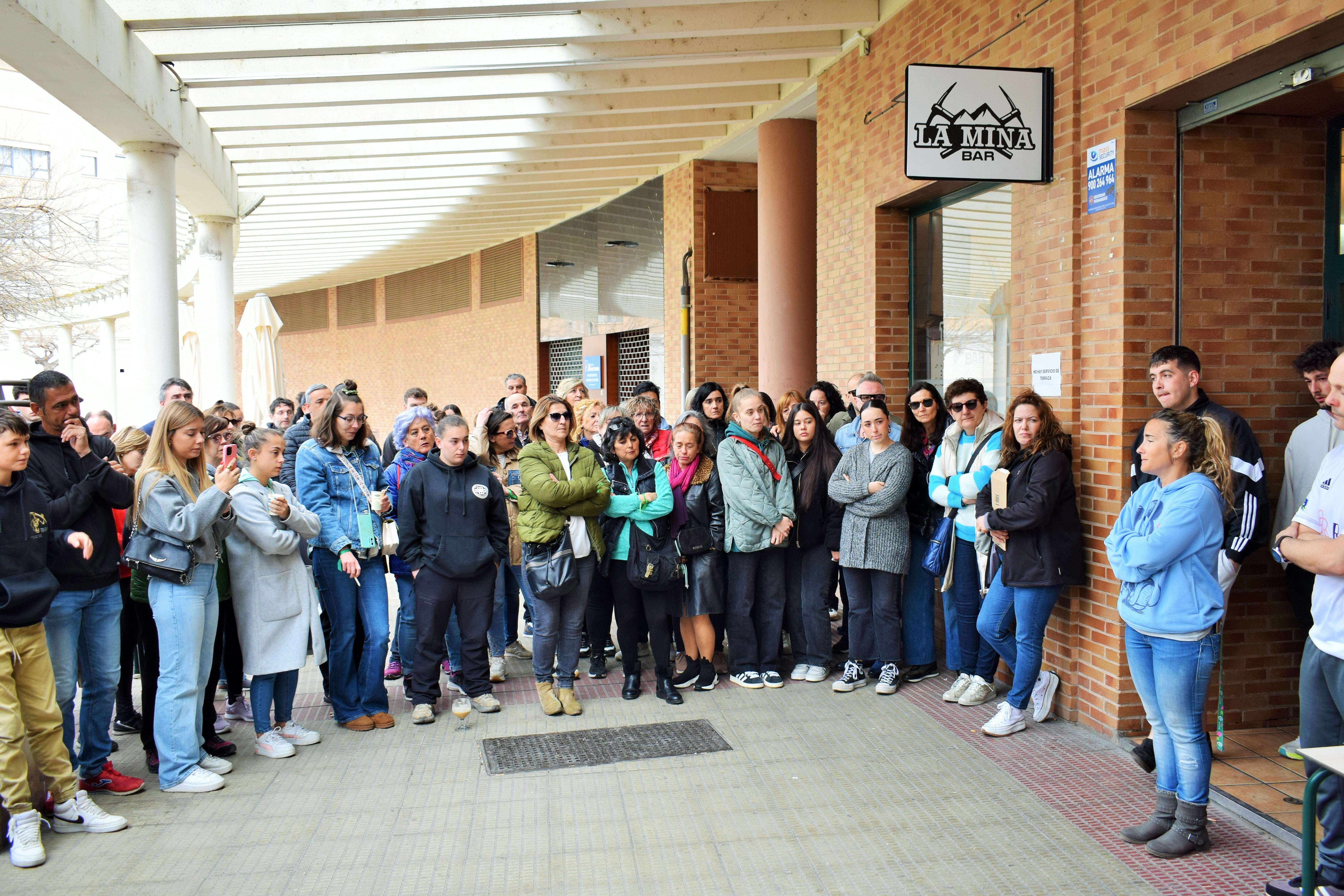 Imagen secundaria 1 - Noelia Pascual dirigiéndose por última vez a los voluntarios. A la derecha, Ángela, Minerva y Nacho, del bar la Mina.
