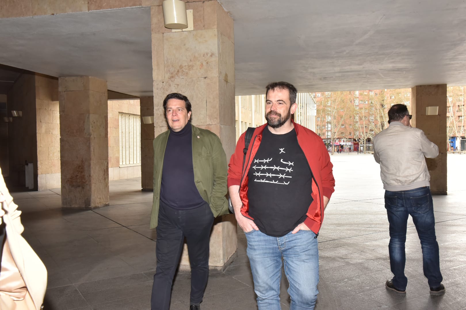 Iván Reinares y Kilian Cruz-Dunne, a su llegada a la asamblea.