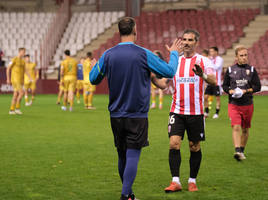 Miguel e Iñaki se saludan al término del partido que UD Logroñés y Calahorra jugaron en Las Gaunas. Hoy el primero será titular y el segundo vera el partido desde fuera.