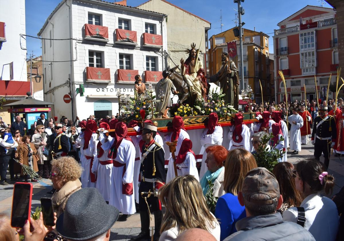 Calahorra. El paso de La Borriquita procesionó junto con las bandas de adultos e infantil de la Vera Cruz.