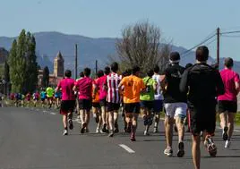 Participantes en una edición anterior de la Carrera Valle del Iregua, camino de Alberite.