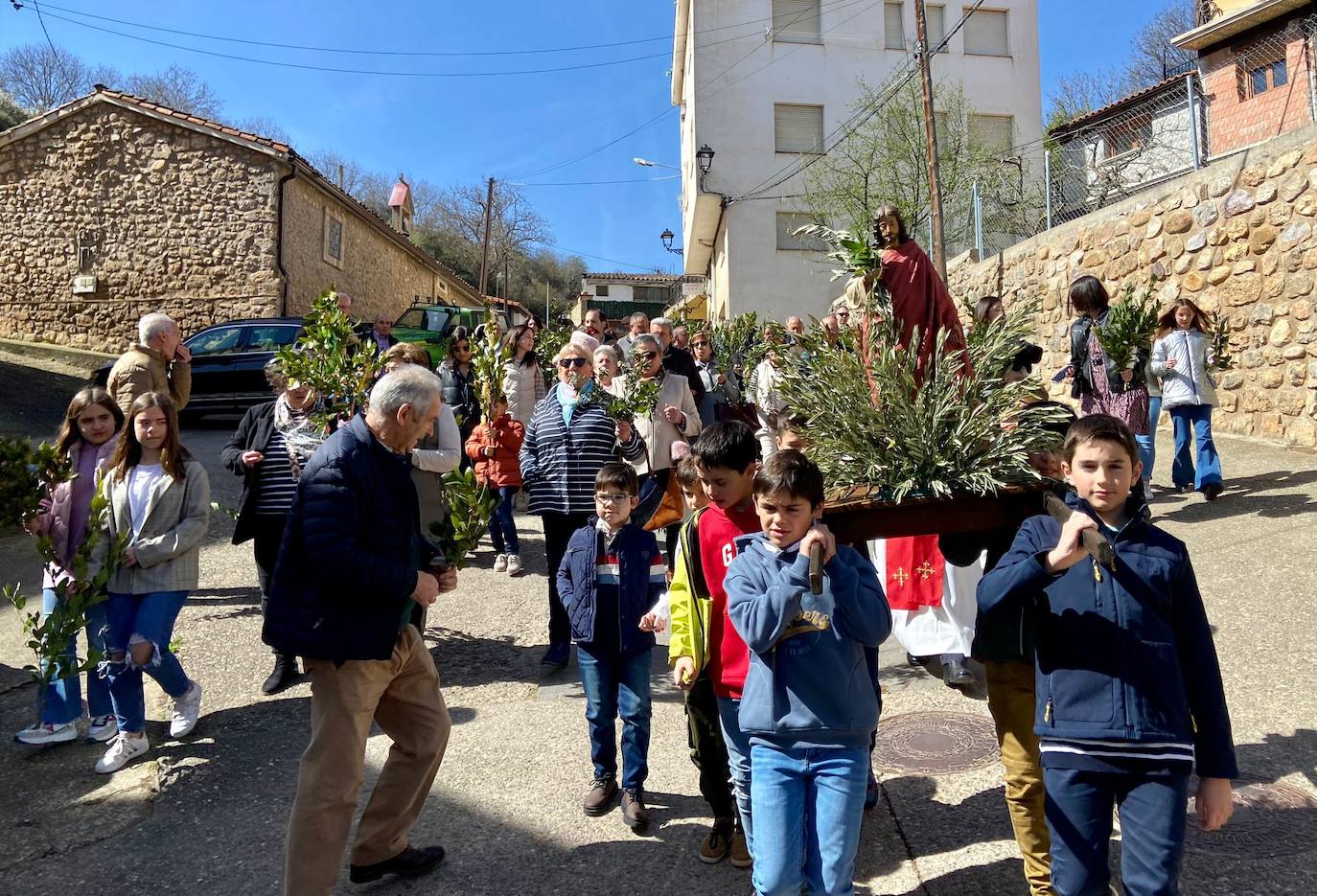 Como es tradición, portaron el paso los niños desde la ermita de Santa Águeda, tras la bendición.