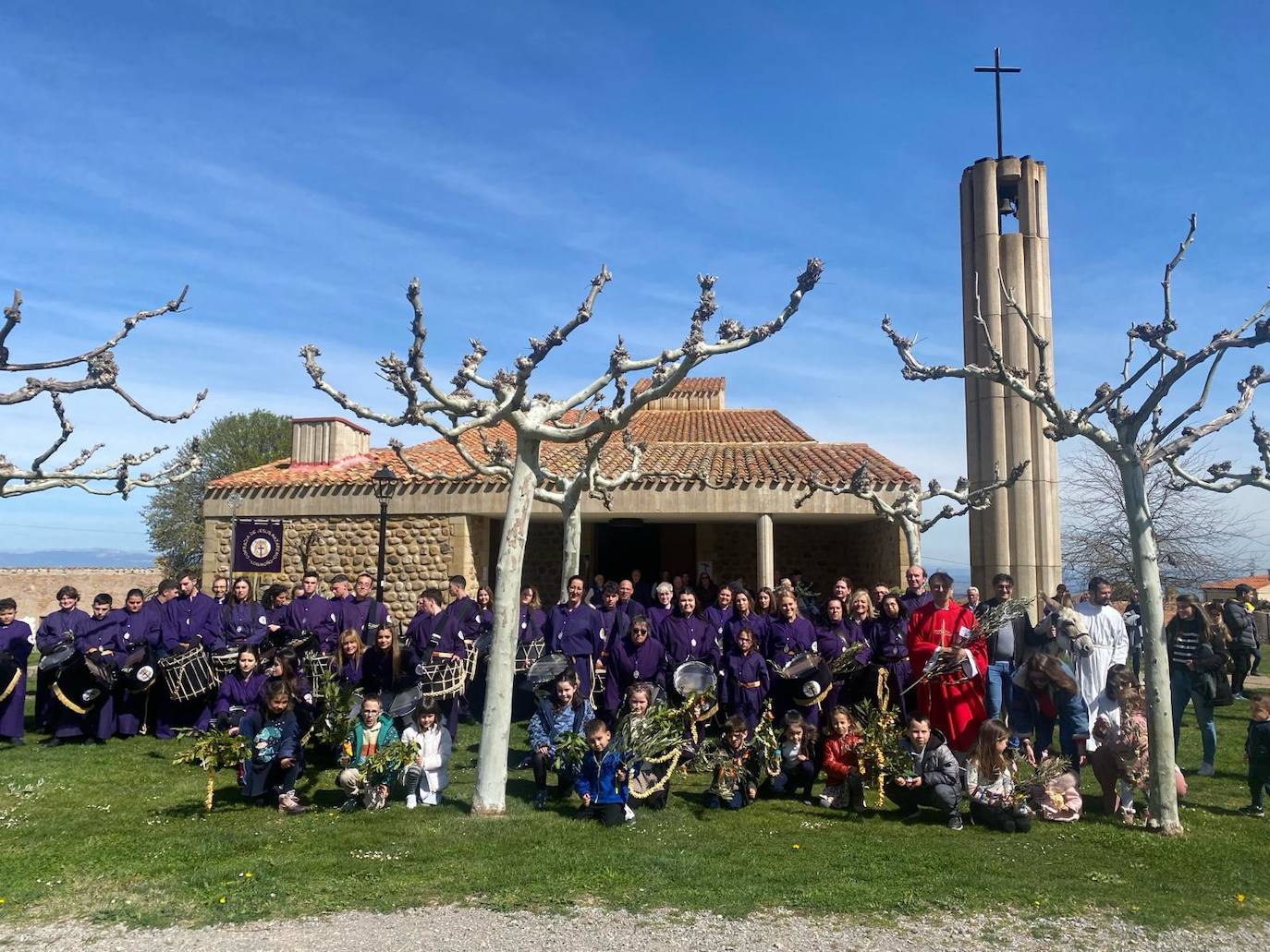 En la procesión del Domingo de Ramos en La Unión (Clavijo) ha asistido la cofradía de Jesús Nazareno de Logroño y ha habido hasta una burra, por vez primera.