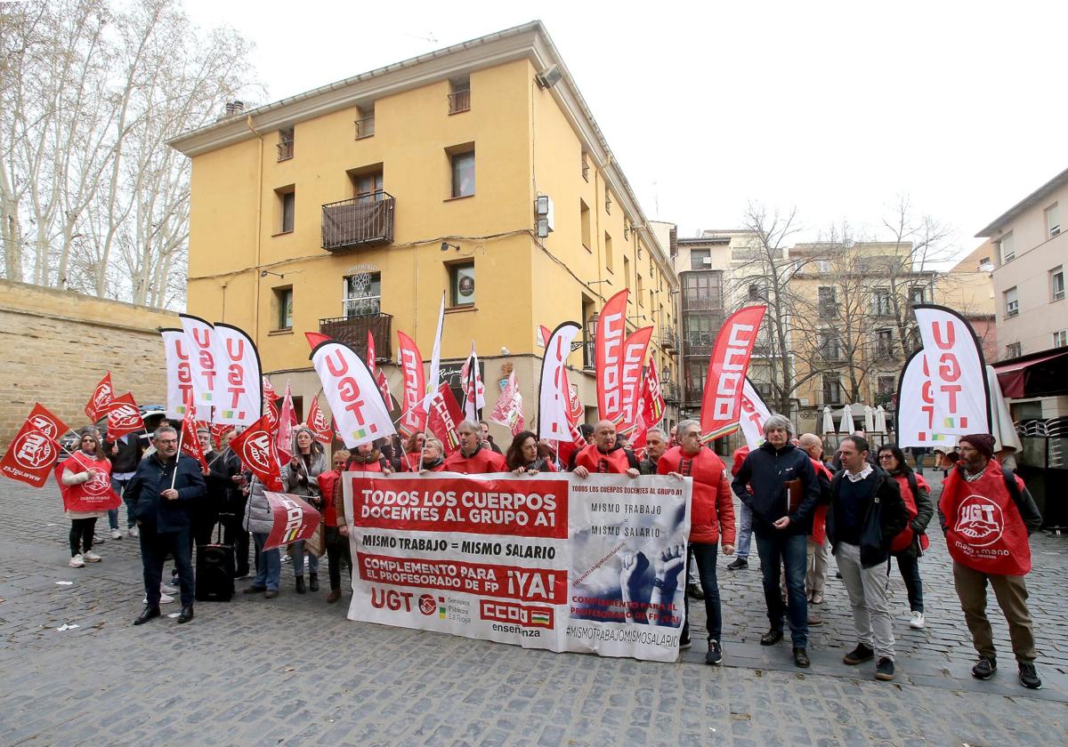 Concentración a la entrada del Parlamento.