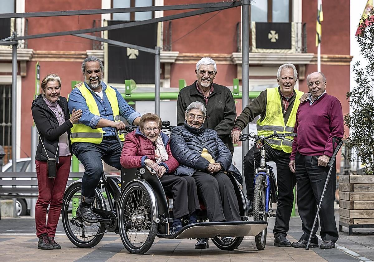 Fabi, Alejandro, Manuel, Andreas y José Ramón posan en la plaza de la tela con Pilar y Ana María montadas en la 'yayacleta'.
