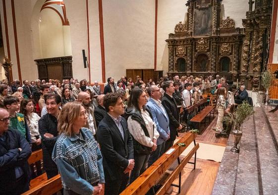 Capellán en el interior de la iglesia.