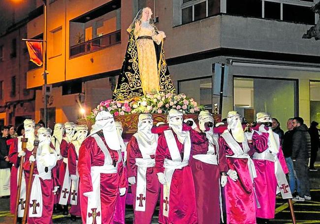 La Virgen de la Soledad, a hombros de las mujeres.