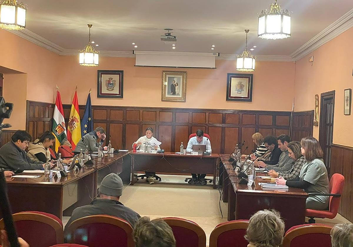 La Corporación durante el pleno celebrado ayer.