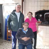 José Antonio Abad (hijo) y su tía Mari Carmen, junto a José Antonio Abad (padre) en el horno de leña característico del sabor del pan y de las magdalenas de la Panadería La Felisa.
