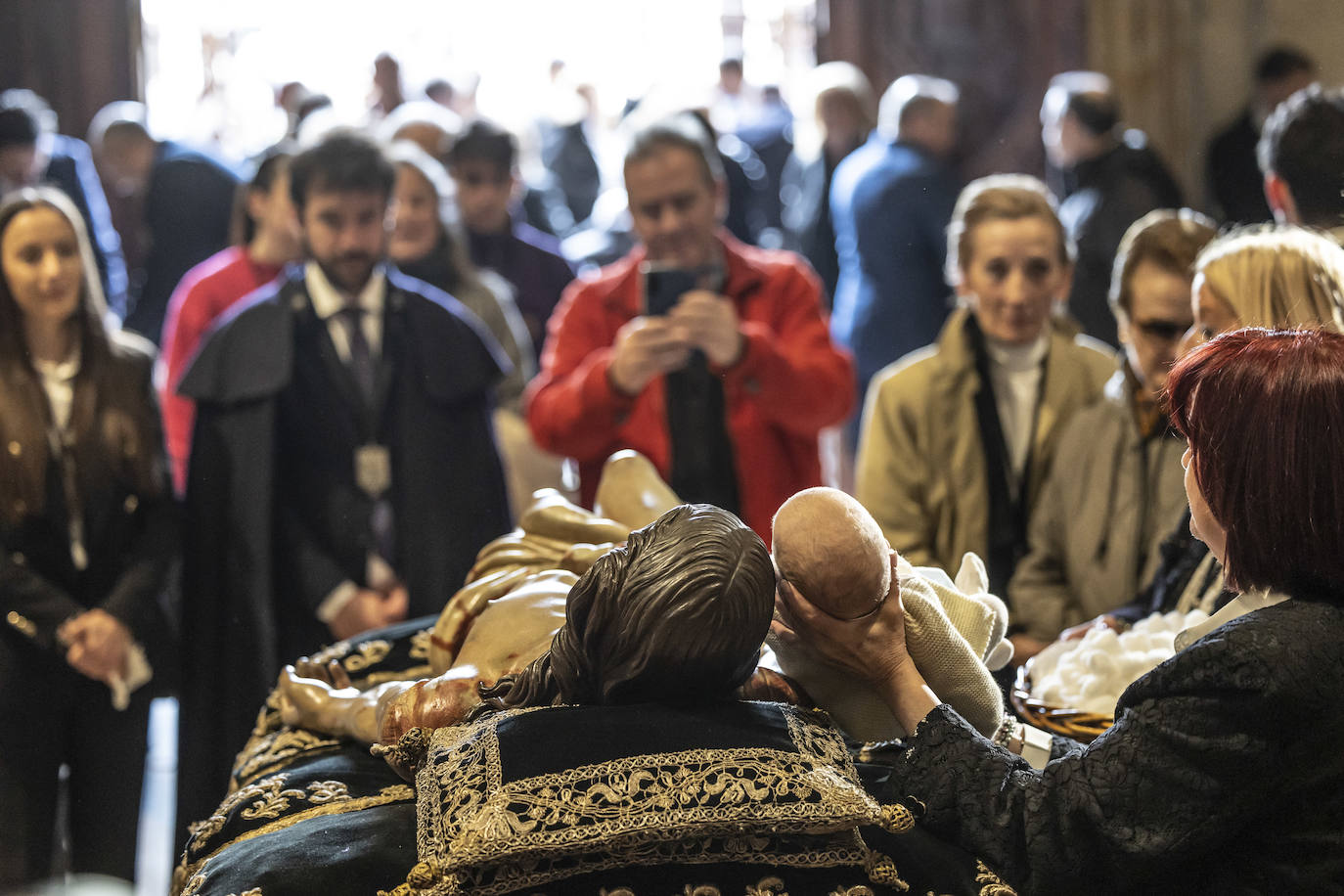 Limpieza y veneración del Cristo yacente