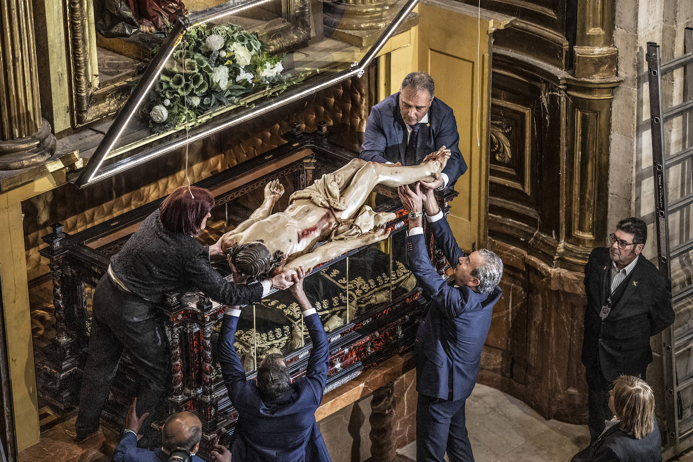 Limpieza y veneración del Cristo yacente