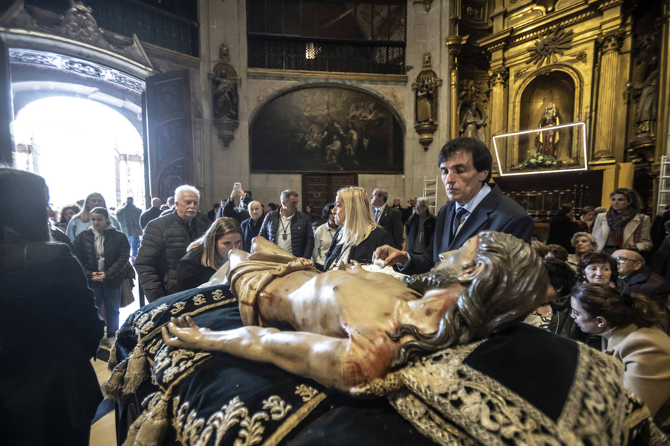 Limpieza y veneración del Cristo yacente