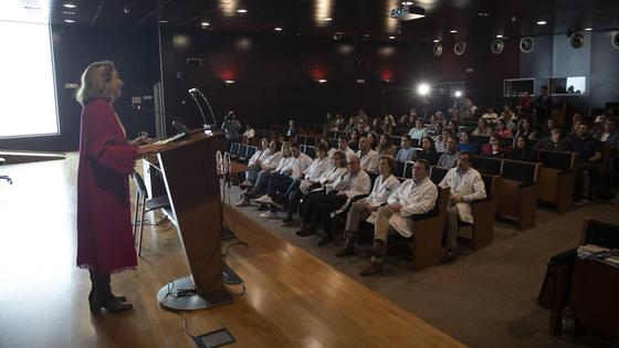 La consejera María Martín da inicio a las jornadas en el salón de salón de actos del San Pedro.