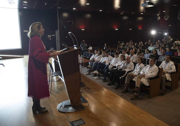 La consejera María Martín da inicio a las jornadas en el salón de salón de actos del San Pedro.