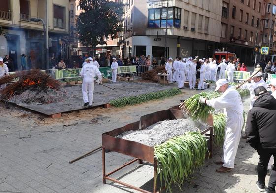 Los voluntarios alimentaron la hoguera, llevaorn los ajos a la brasa, los limpiaron y repartieron al público.