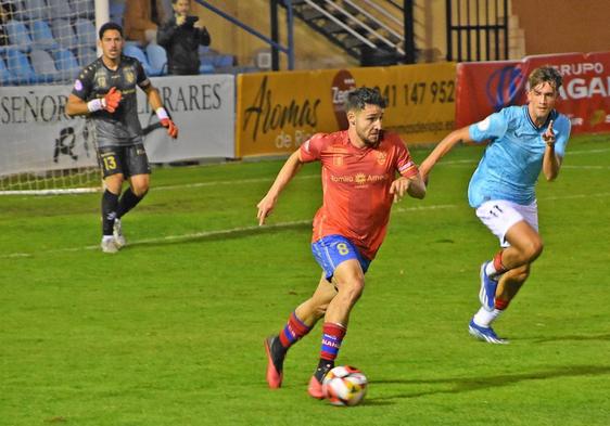 Castillo avanza con el balón en el encuentro de la pimera vuelta