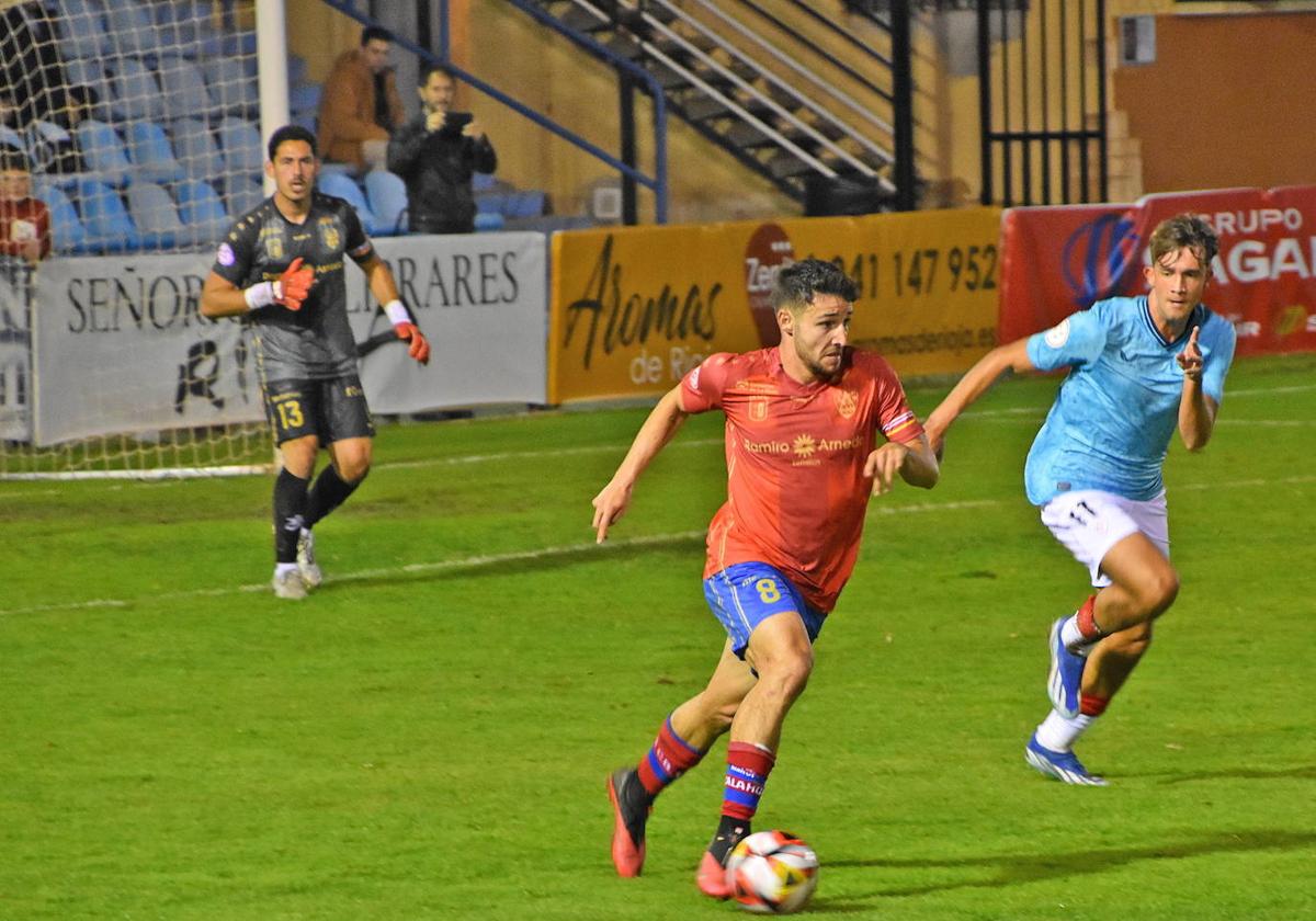 Castillo avanza con el balón en el encuentro de la pimera vuelta