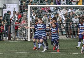 Los componentes del Salesianos celebran un gol.