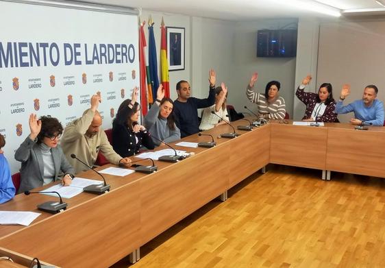 Los concejales de PP (izquierda) y PSOE (derecha) votan a favor de rechazar la enmienda de Vox a la moción socialista durante el último pleno de Lardero.