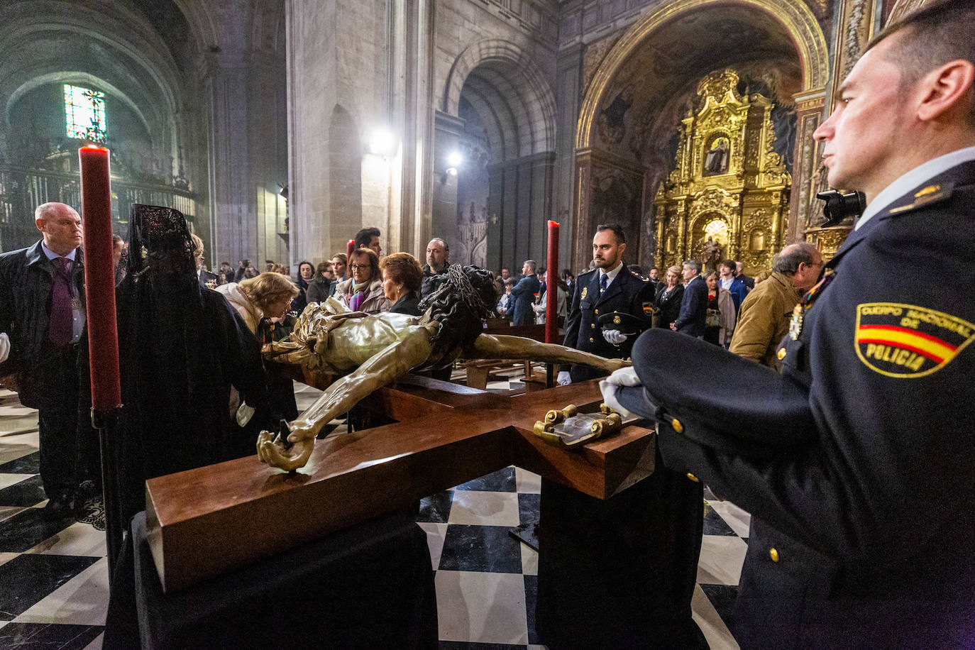 El besapies de este Viernes Santo, en imágenes