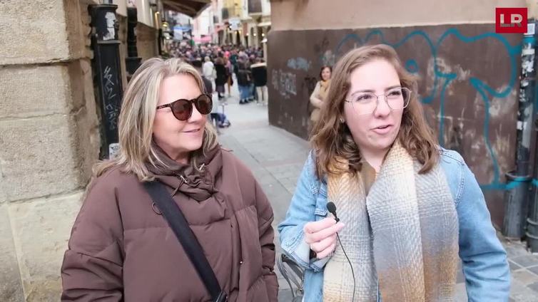 Así disfrutan de la calle Laurel los turistas en Semana Santa