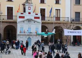 Una reproducción de 12 metros de alto de la Puerta del Sol, con carrillón incluido, sorprende al público en la plaza de España, donde comienzan los judas de la calle Tudela.