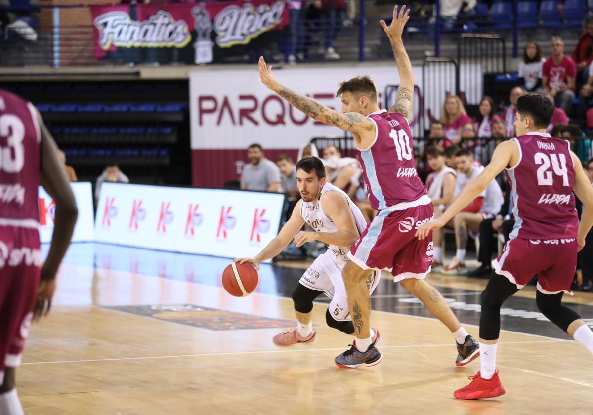 De Miguel intenta escaparse de la defensa de Vega.