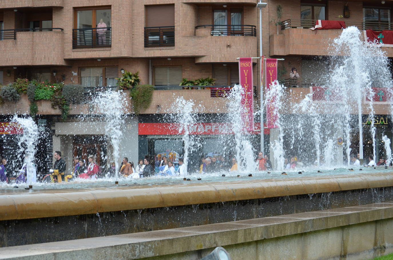 Las imágenes del encuentro entre la virgen Gloriosa y Cristo Resucitado en Calahorra