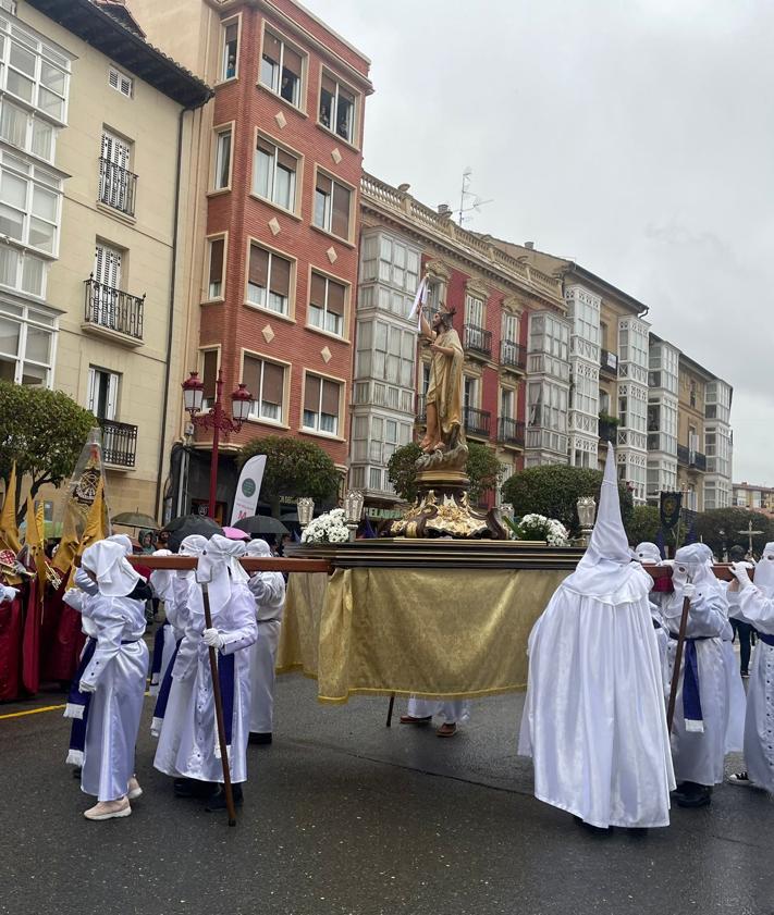 Imagen secundaria 2 - Procesión del Resucitado bajo la lluvia en Haro