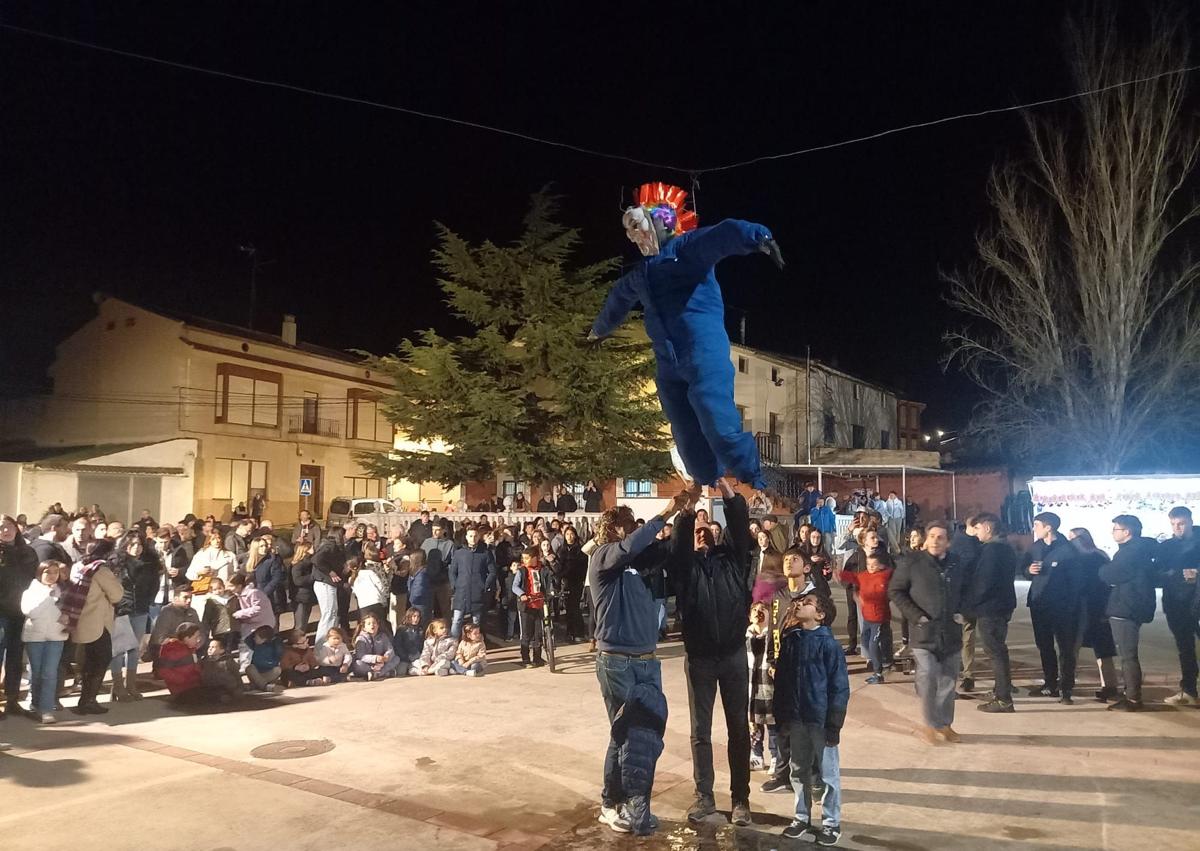 Imagen secundaria 1 - El Redal quemó al judas