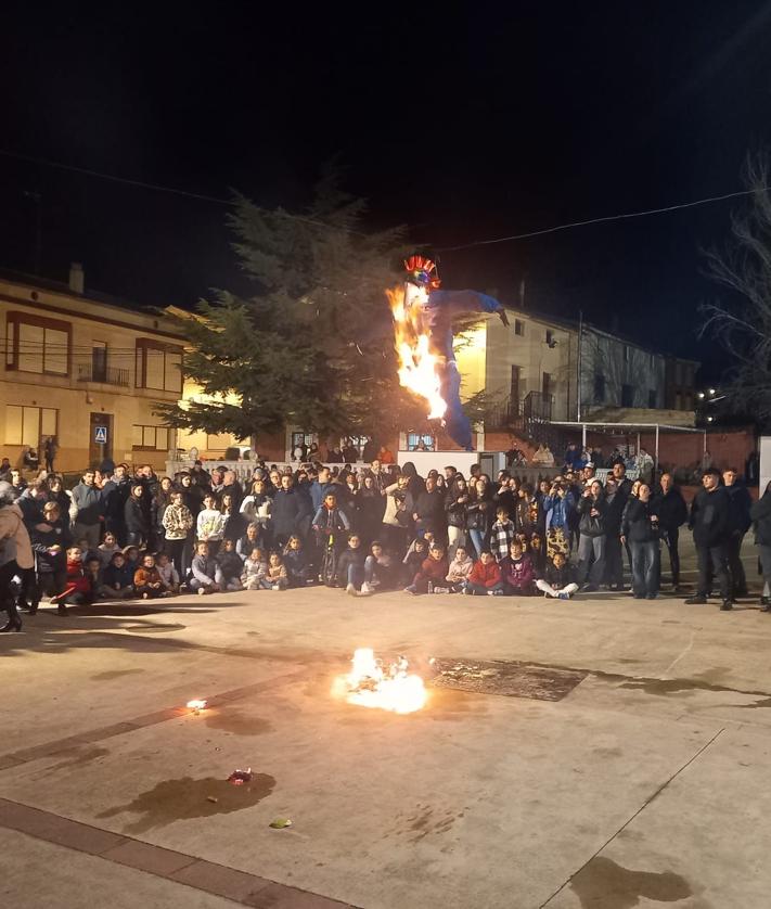 Imagen secundaria 2 - El Redal quemó al judas