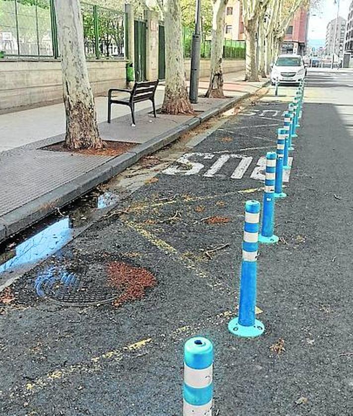 Imagen secundaria 2 - A la izquierda lugar donde se va a colocar un nuevo paso de peatones. A la derecha la acera del colegio Espartero forma parte del proyecto en marcha. 