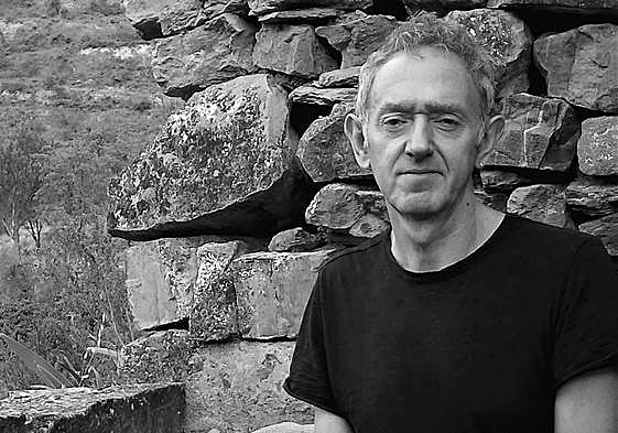 El fallecido escritor madrileño Antonio Santamaría Solís, afincado en Munilla durante los últimos años de su vida, posa en Peroblasco.