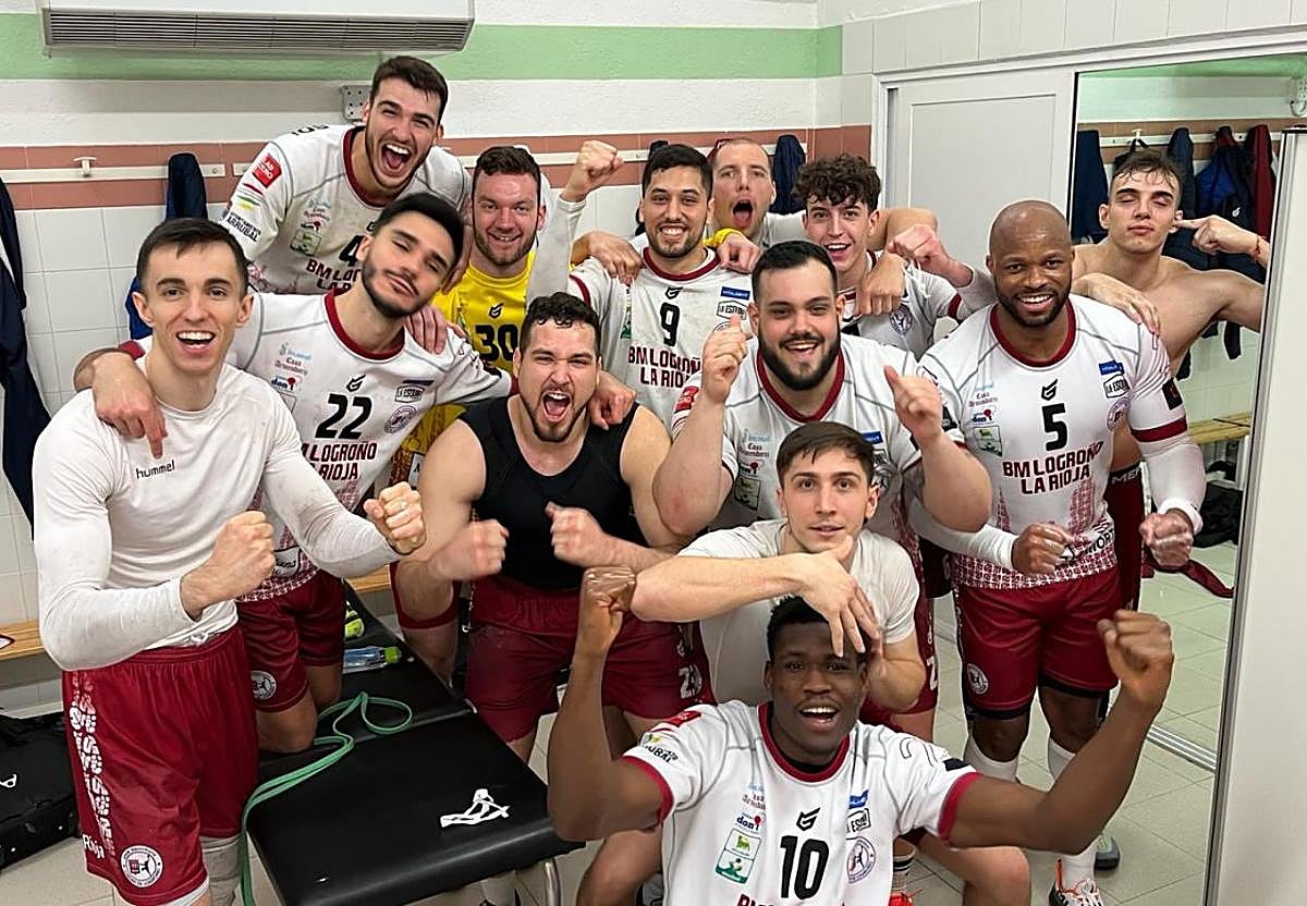 La plantilla del Logroño celebra en el vestuario el triunfo.