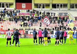 Jugadores de la SD Logroñés saludan a los aficionados después de un encuentro en Las Gaunas.