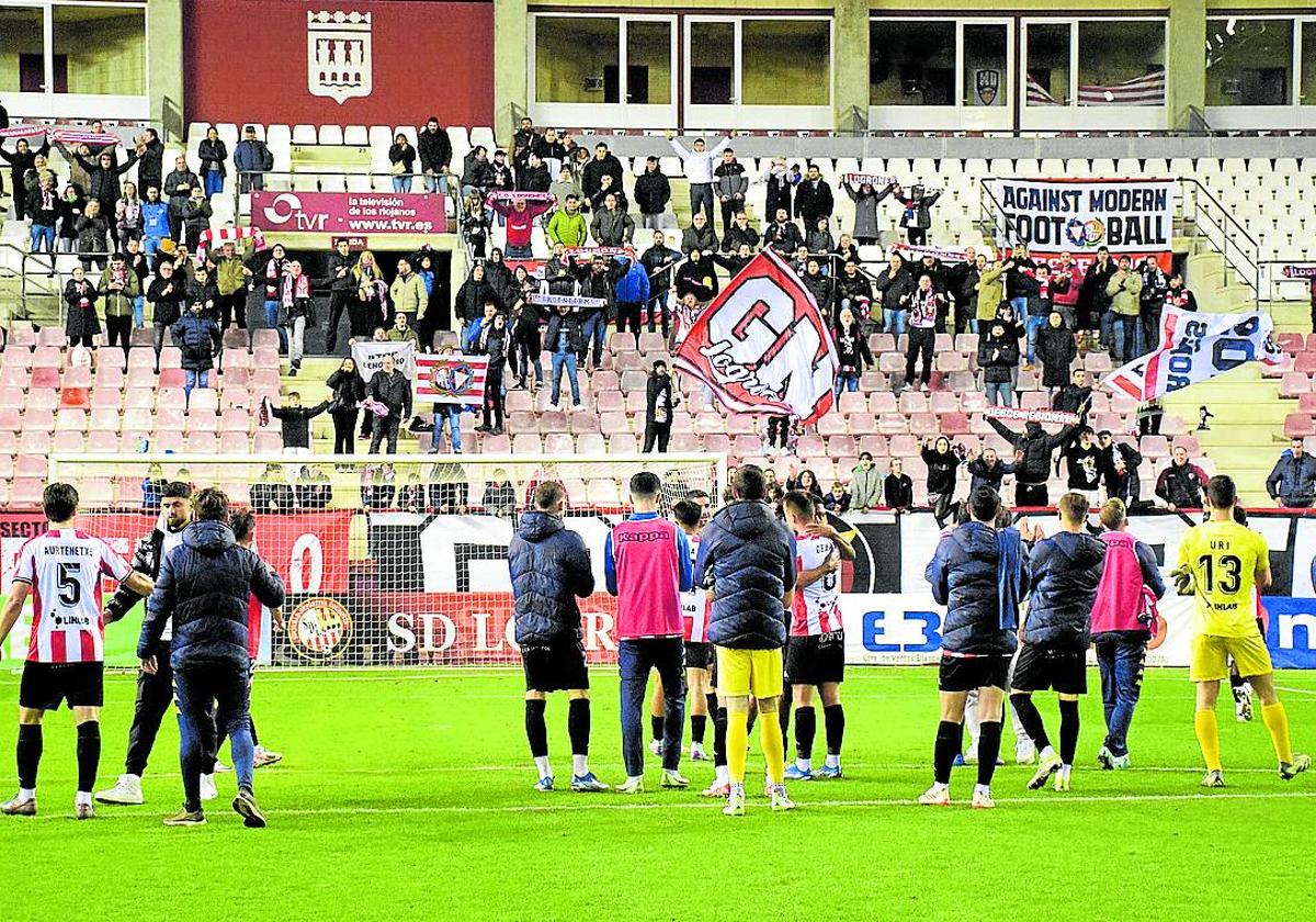 Jugadores de la SD Logroñés saludan a los aficionados después de un encuentro en Las Gaunas.