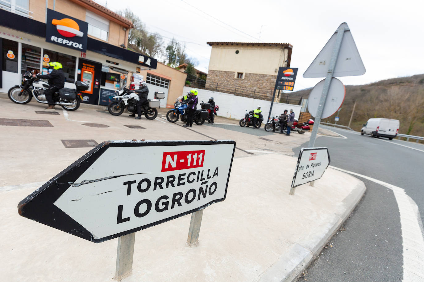 Imagen principal - Motociclistas en Villanueva, junto a Eriberto Clavería y a una larga fila de coches tras un camión en Tómalos.