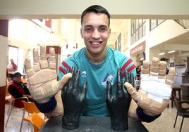 Javier Zabala muestra sus tacos antes de iniciar un entrenamiento.