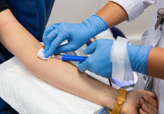 Extracción de sangre a una mujer en Logroño en una imagen de archivo.