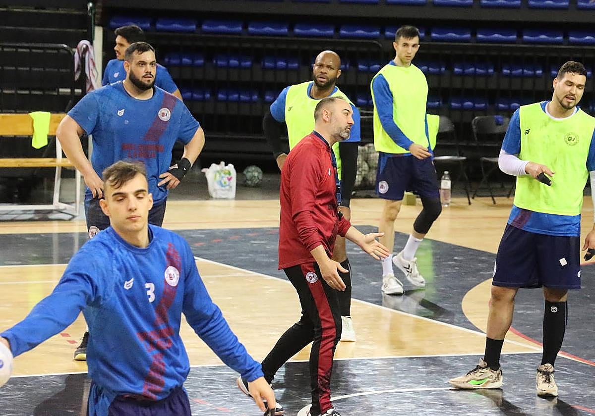 Miguel Velasco charla con sus jugadores durante un entrenamiento en el Palacio de los Deportes.