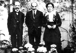 María Lejárraga con el compositor Manuel de Falla (izquierda) y Gregorio Martínez Sierra, su marido.