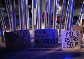 Carteles en apoyo a la joven agredida sexualmente el pasado mes de marzo en Albelda de Iregua.
