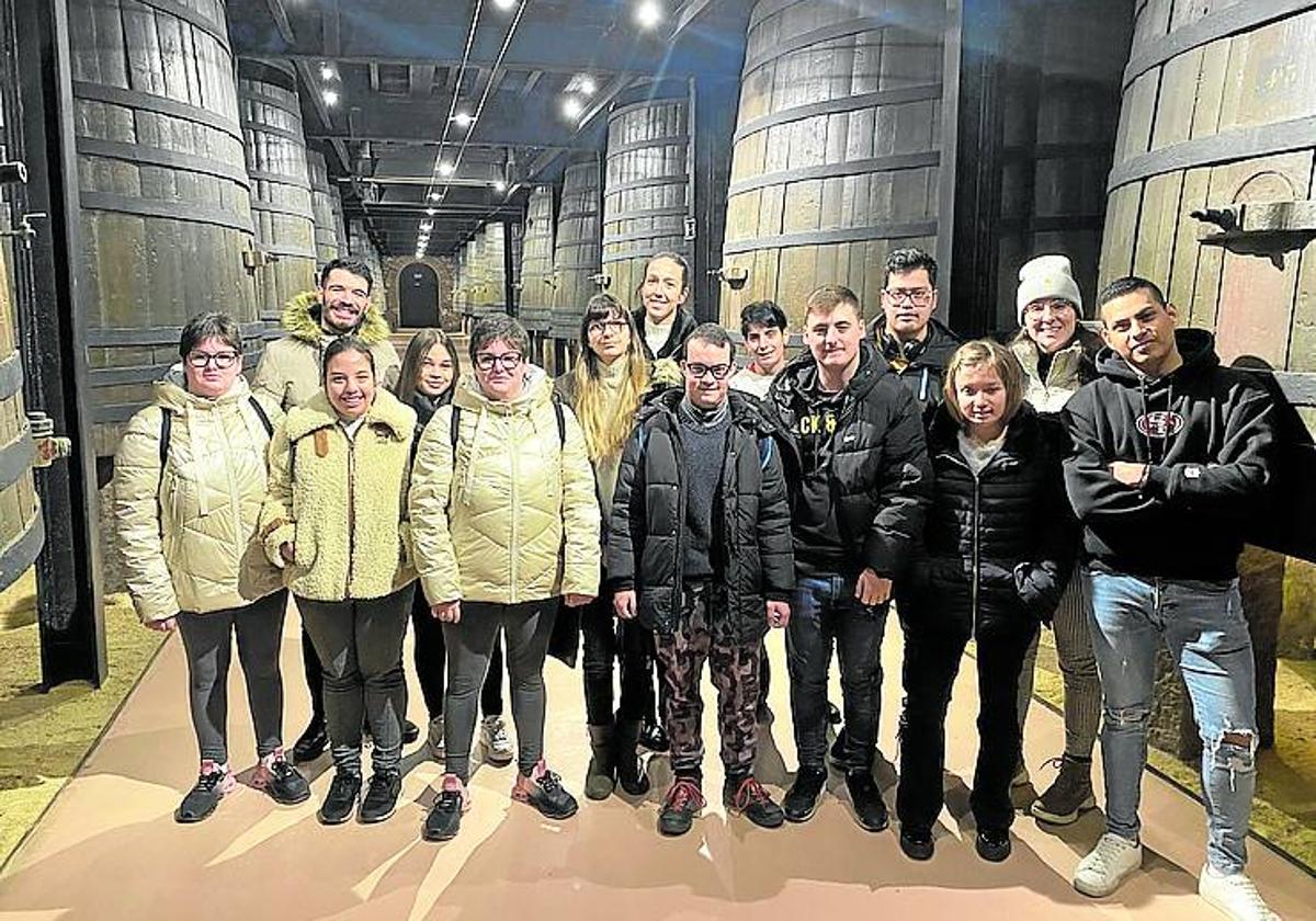 Visita de un grupo a las Bodegas Franco Españolas.